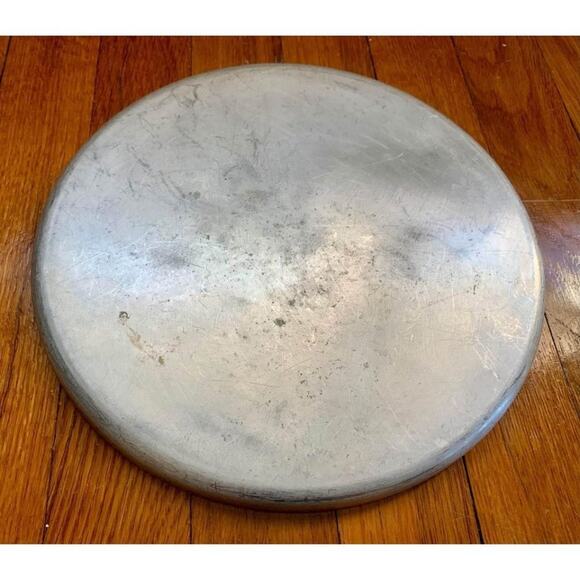 Vintage 1950s Pressed Aluminum Round Serving Tray with scalloped Edge - Picture 7 of 11